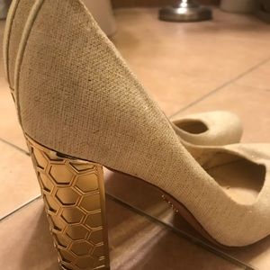Gold and tan honeycombed heel! Perfect for NYE